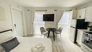 5 bedrooms, desk, iron/ironing board, free WiFi