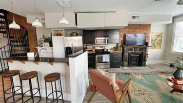 Kylskåp, mikrovågsugn, ugn och spishäll