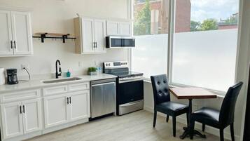 Kylskåp, mikrovågsugn, ugn och spishäll