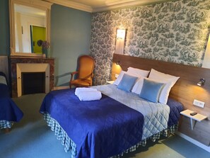 Phòng 3 tiện nghi đơn giản | Bàn, phòng cách âm, nôi (giường cho trẻ sơ sinh) miễn phí 