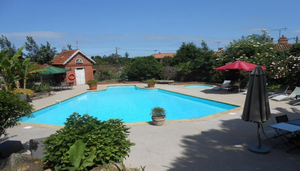 Piscine extérieure, chaises longues