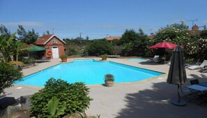 Outdoor pool, pool loungers - HOTEL LE MANOIR DE LA BARBACANE (Tiffauges)
