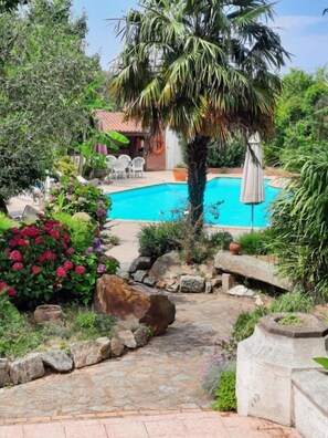 Piscina externa, espreguiçadeiras