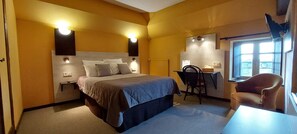 Comfort Double Room | Desk, soundproofing, free cots/infant beds, free WiFi - HOTEL LE MANOIR DE LA BARBACANE (Tiffauges)