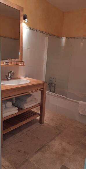 Habitación cuádruple Deluxe | Baño | Secador de pelo y toallas