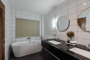 Bathtub, bathrobes, slippers, bidet - 14-min walk from Bang Tao Beach, Family rooms-Pool Villas, free private parking. (Tambon Choeng Thale)