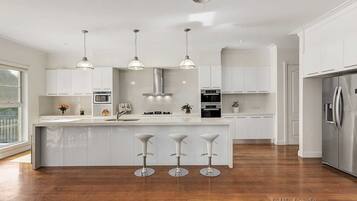 Microwave, oven, dishwasher, coffee/tea maker