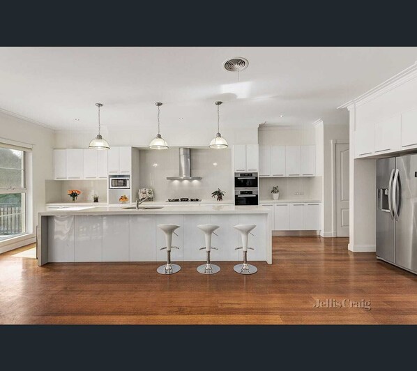 Mikrowelle, Ofen, Geschirrspüler, Wasserkocher mit Kaffee-/Teezubehör