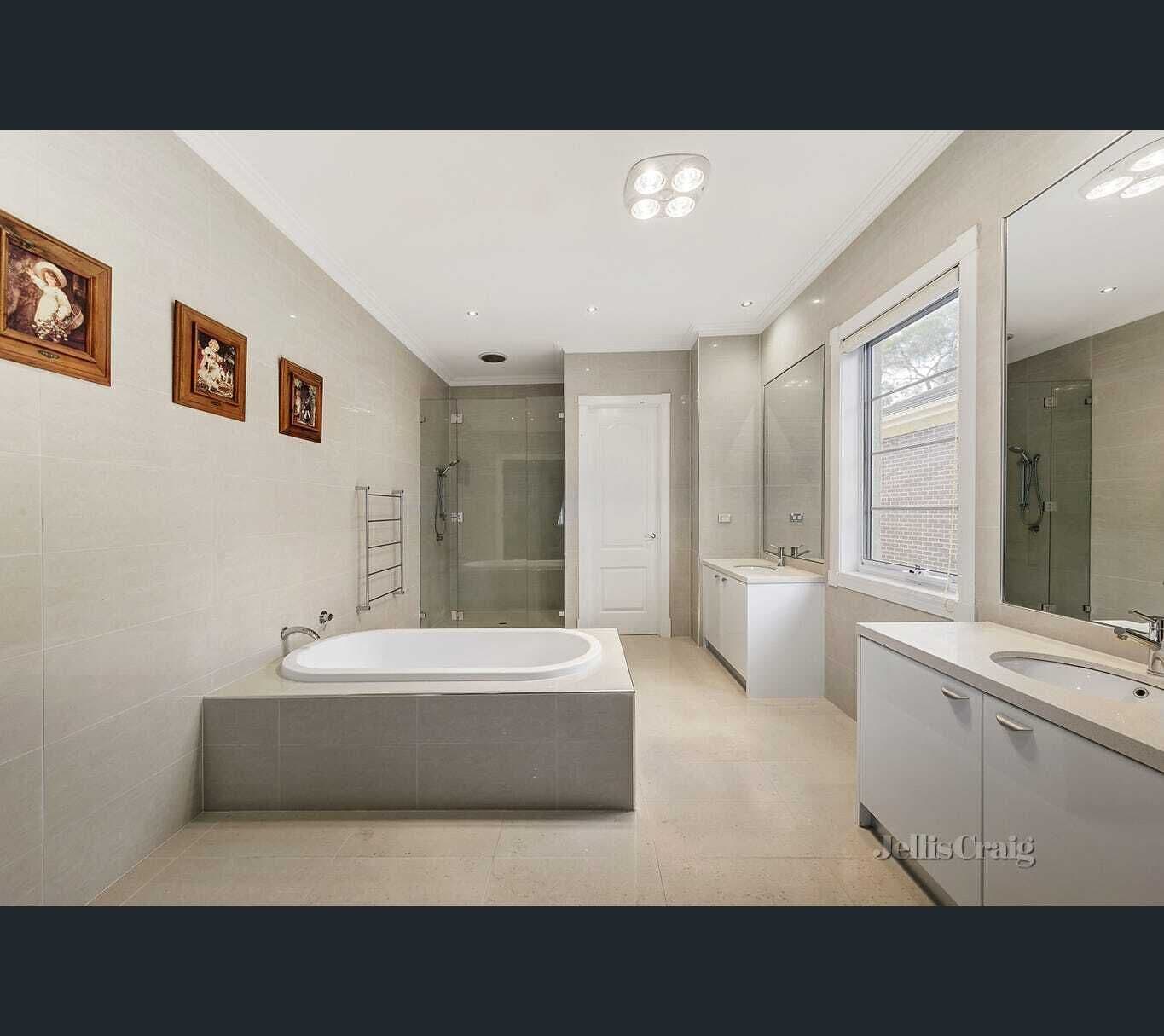 Ducha y bañera combinadas y secador de pelo