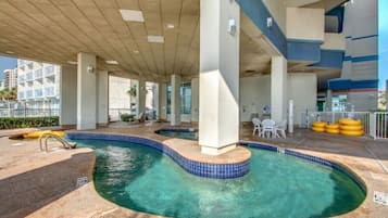 Una piscina al aire libre de temporada