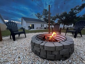 Property grounds - Coastal Retreat 10 Minutes to Beach w/ King Bed, Grill, Fire Pit & Game Room (Holly Ridge)