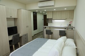 Seprai antialergi, minibar, brankas, dan setrika/meja setrika