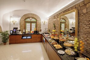 Tägliches Frühstücksbuffet gegen Gebühr