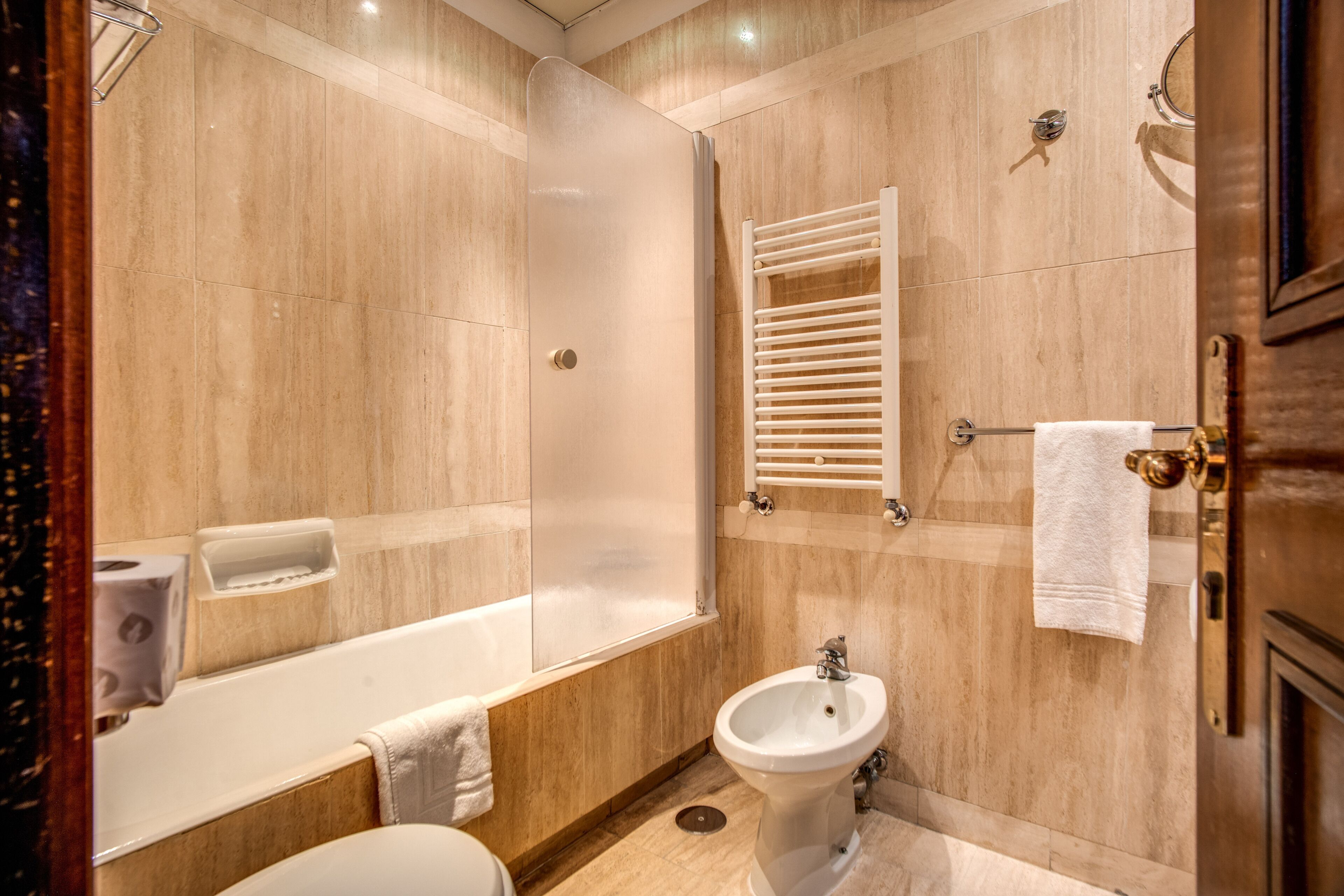 Un baño moderno con bañera, lavamanos y ducha.
