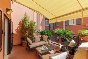 Minibar, in-room safe, individually decorated, individually furnished - Hotel della Torre Argentina (Rome)