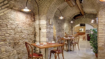 Petit déjeuner buffet (15 EUR par personne)