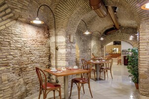 Café da manhã com buffet todos os dias (EUR 15 por pessoa) 