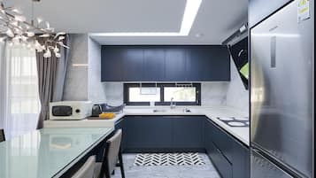 Refrigerador con freezer, microondas, horno, placa de cocina