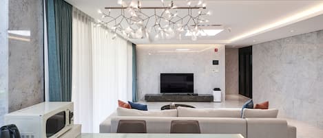 Villa Prestige, 3 chambres | Aire de séjour | Téléviseur ACL de 56 po avec télévision par cùble, téléviseur