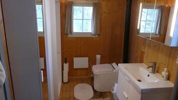 Een douche, een haardroger, handdoeken, zeep