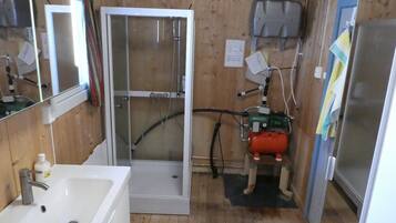 Een douche, een haardroger, handdoeken, zeep