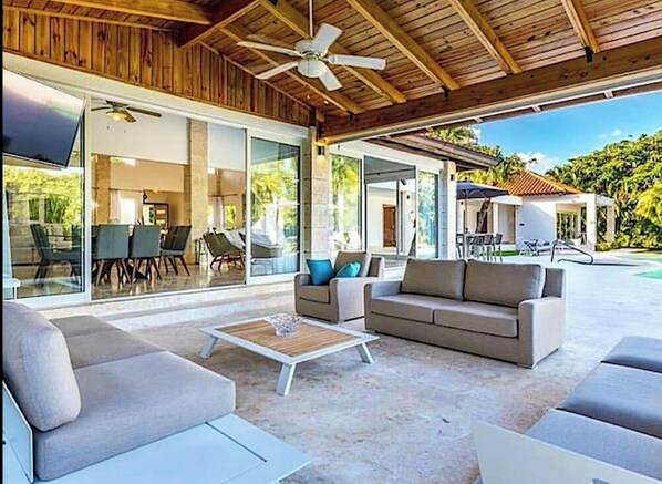 An outdoor living area with a ceiling fan, a sofa, and a coffee table. - Snrvittinivillas Mng Spacius and Best Loc in Casa de Campo Resorts Gr8 Villa (La Romana)