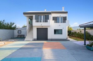 Vila, 6 quartos, para fumantes, piscina particular | Fachada