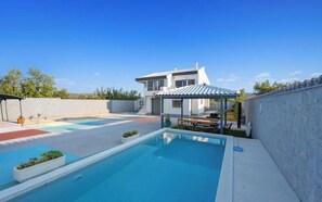 Vila, 6 quartos, para fumantes, piscina particular | Piscina | Piscina externa