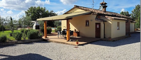 Villa, 2 habitaciones, para fumadores, alberca privada | Área de parrilladas y picnic