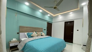 Une chambre à coucher moderne avec un lit, une table de chevet et une armoire.