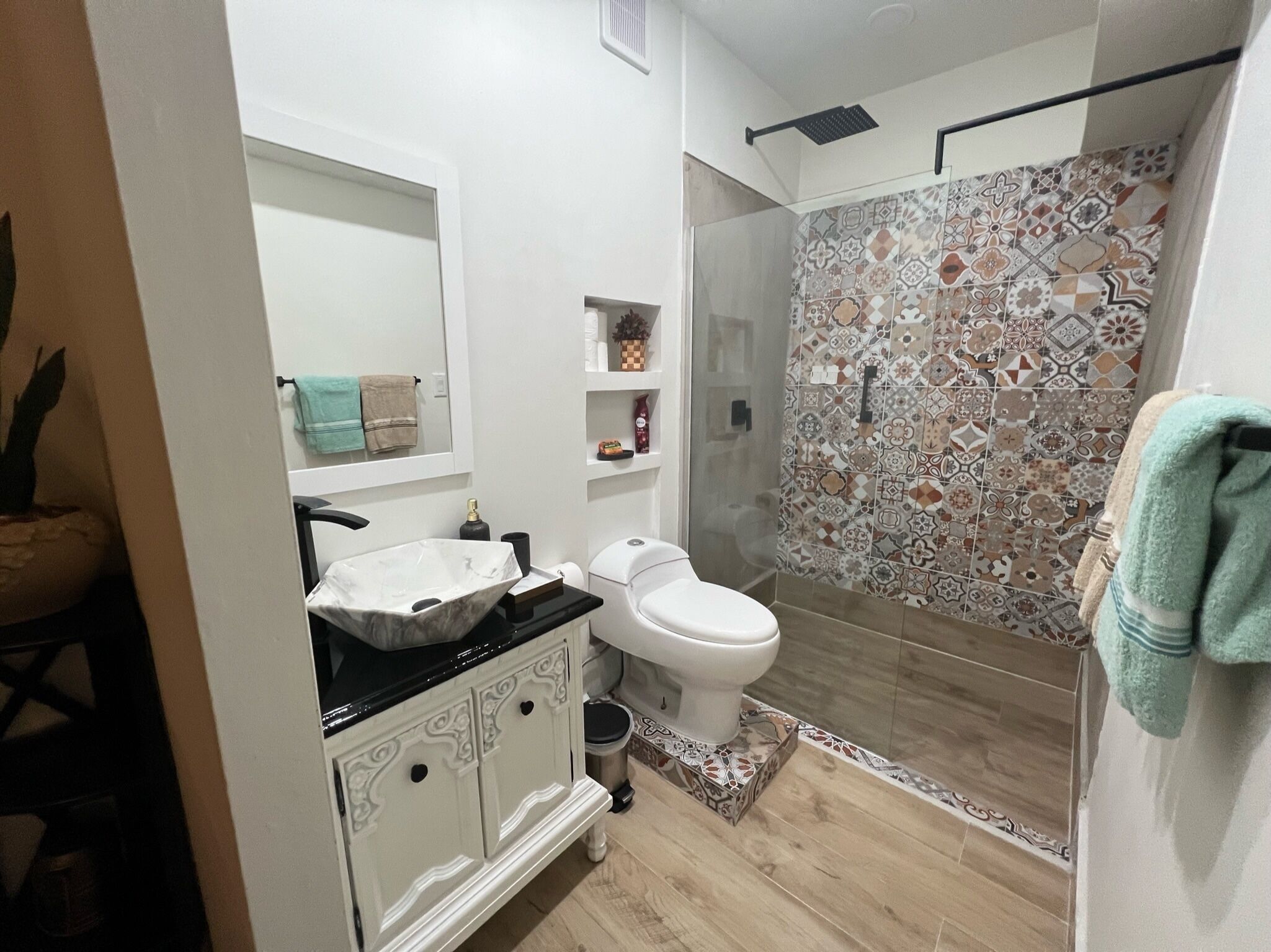 Suite #36 (Not window-view) | Badezimmer | Dusche, Regendusche, kostenlose Toilettenartikel, Haartrockner