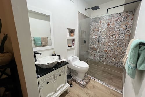 Suite #36 (Not window-view) | Baño | Ducha y cabezal de ducha tipo lluvia