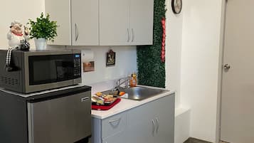 Suite #31 (With Balcony) | Cocina privada | Refrigerador, microondas, cafetera de espresso y cafetera y tetera