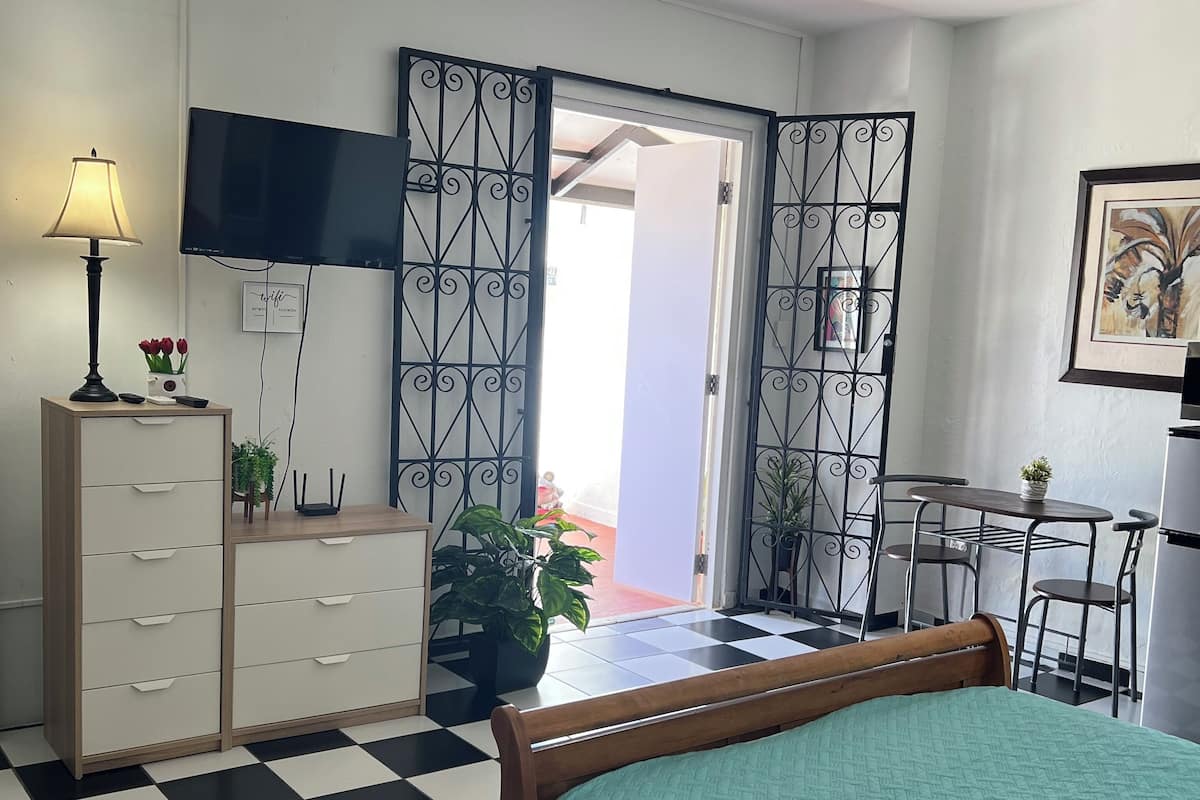 Suite# PH-1 (With Terrace) | 1 Schlafzimmer, Bettwäsche aus ägyptischer Baumwolle