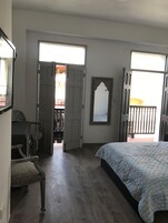 Suite #33 (With Balcony) | 埃及棉床单、高档床上用品、羽绒被、泰普尔床垫