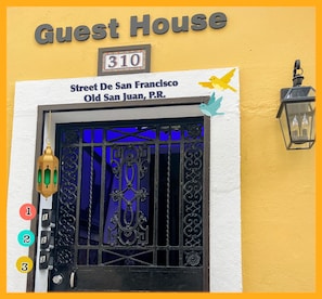 Front of property - 310Guest-House LaVida (San Juan)