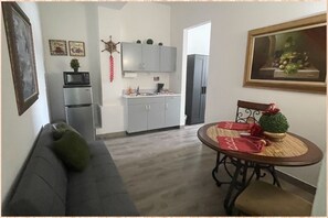 Suite #33 (With Balcony) | Zona de estar | Televisión de pantalla plana de 65 pulgadas con canales por satélite