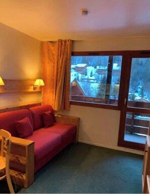 Fernseher, Tischtennisplatte, Bücher