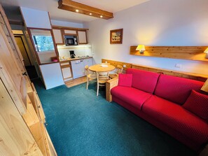 Fernseher, Tischtennisplatte, Bücher