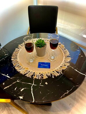 Apartamento, 1 quarto, acessível, vista para a cidade | Sala de jantar