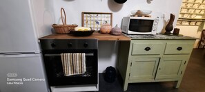 Frigorifero, microonde, forno, piano cottura