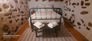 4 bedrooms, desk, iron/ironing board, travel cot - Comfort and Serenity in a Typical Alentejo House. (Monte da Pedra)