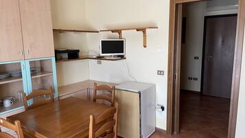 Apartment, 1 Bedroom, Accessible, Smoking | Living room