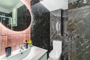 Douche, sèche-cheveux, serviettes fournies