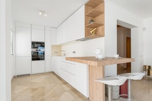 Een koelkast, een microgolfoven, een oven, een vaatwasser