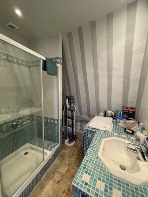 Douche, sĂšche-cheveux, peignoirs, serviettes fournies