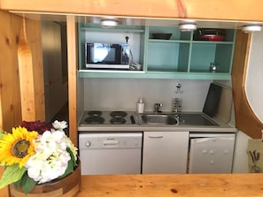 Réfrigérateur, plaque de cuisson, lave-vaisselle, cafetière/bouilloire