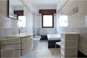 Dusche, Haartrockner, Bidet, Handtücher