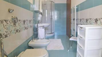 Suihku, hiustenkuivaaja, bidee, pyyhkeet