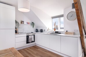 Departamento | Cocina privada | Refrigerador, microondas, horno y parrilla de estufa 